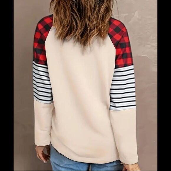 Super cute, lightweight sweatshirt and earrings. Just in time forValentine’s Day - Picture 4 of 12